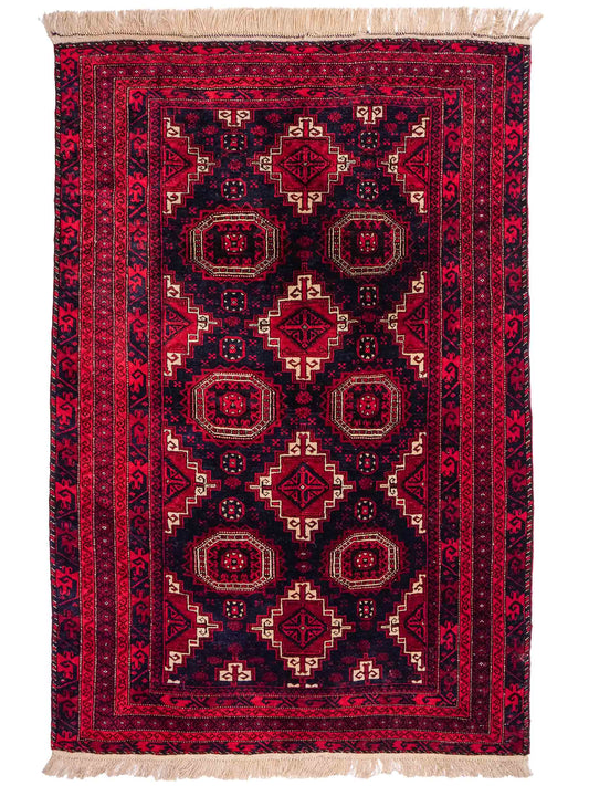 Handgeknüpfter, afghanischer Belutsch Nomadenteppich aus Wolle von Khademi. Größe: 173 x 117 cm. Farbe: Rot, blau. Verkauf durch JUPITER Intl.