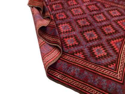 Handgeknüpfter, afghanischer Belutsch Nomadenteppich aus Wolle von Khademi. Größe: 180 x 121 cm. Farbe: Rot, blau. Verkauf durch JUPITER Intl.