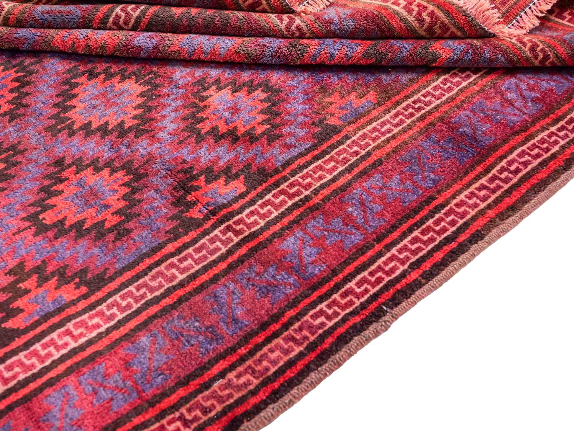 Handgeknüpfter, afghanischer Belutsch Nomadenteppich aus Wolle von Khademi. Größe: 180 x 121 cm. Farbe: Rot, blau. Verkauf durch JUPITER Intl.