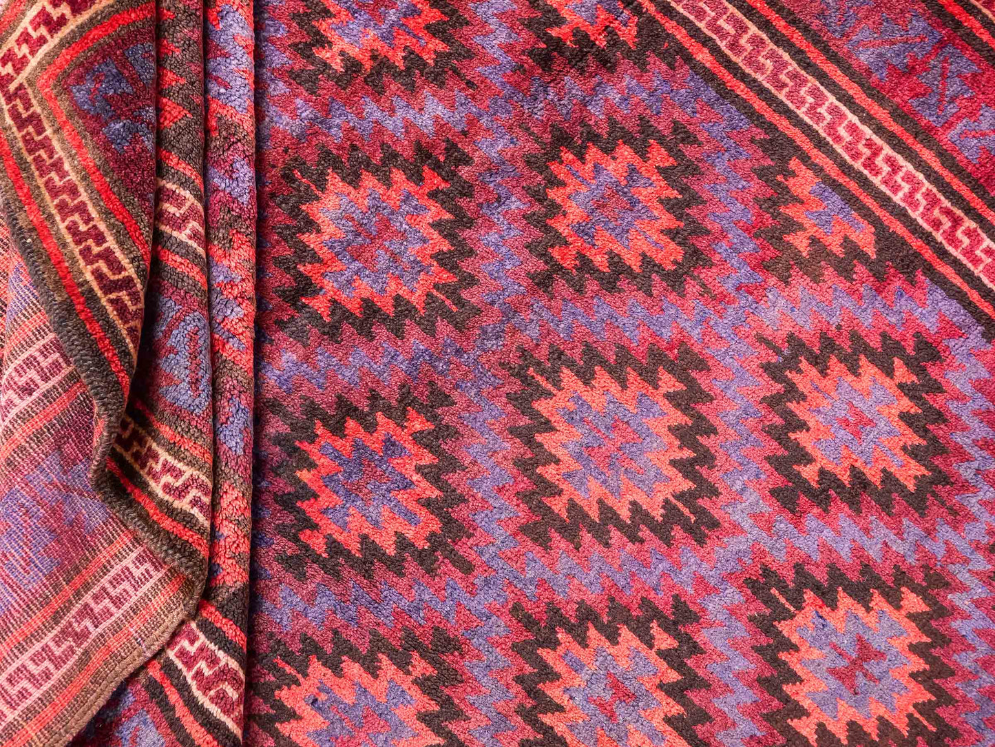 Handgeknüpfter, afghanischer Belutsch Nomadenteppich aus Wolle von Khademi. Größe: 180 x 121 cm. Farbe: Rot, blau. Verkauf durch JUPITER Intl.