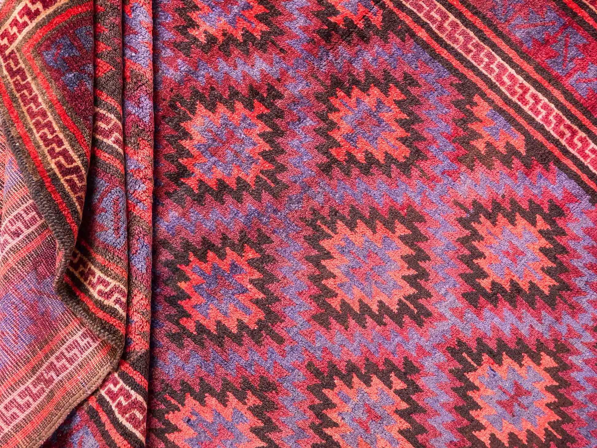 Handgeknüpfter, afghanischer Belutsch Nomadenteppich aus Wolle von Khademi. Größe: 180 x 121 cm. Farbe: Rot, blau. Verkauf durch JUPITER Intl.