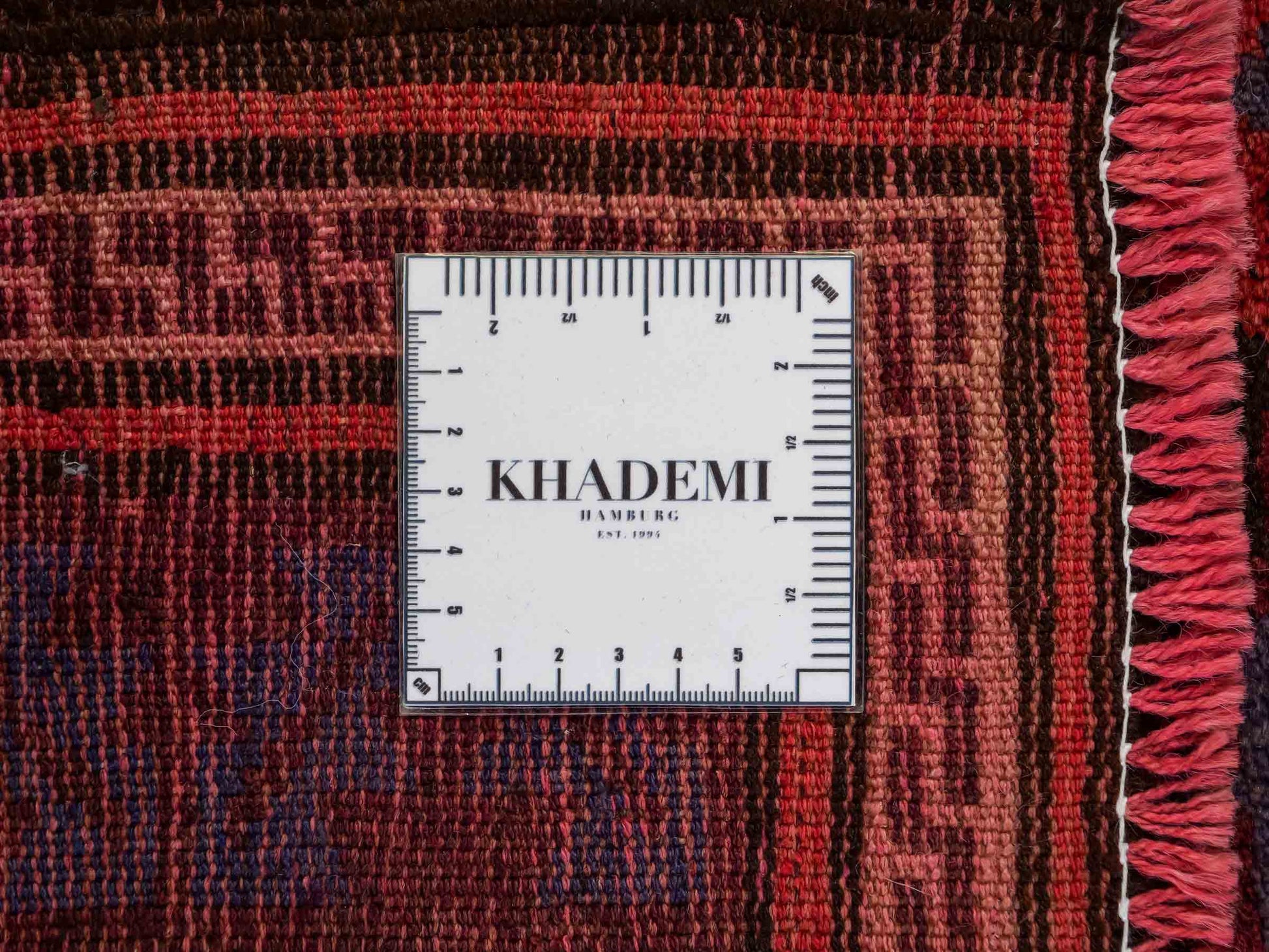 Handgeknüpfter, afghanischer Belutsch Nomadenteppich aus Wolle von Khademi. Größe: 180 x 121 cm. Farbe: Rot, blau. Verkauf durch JUPITER Intl.