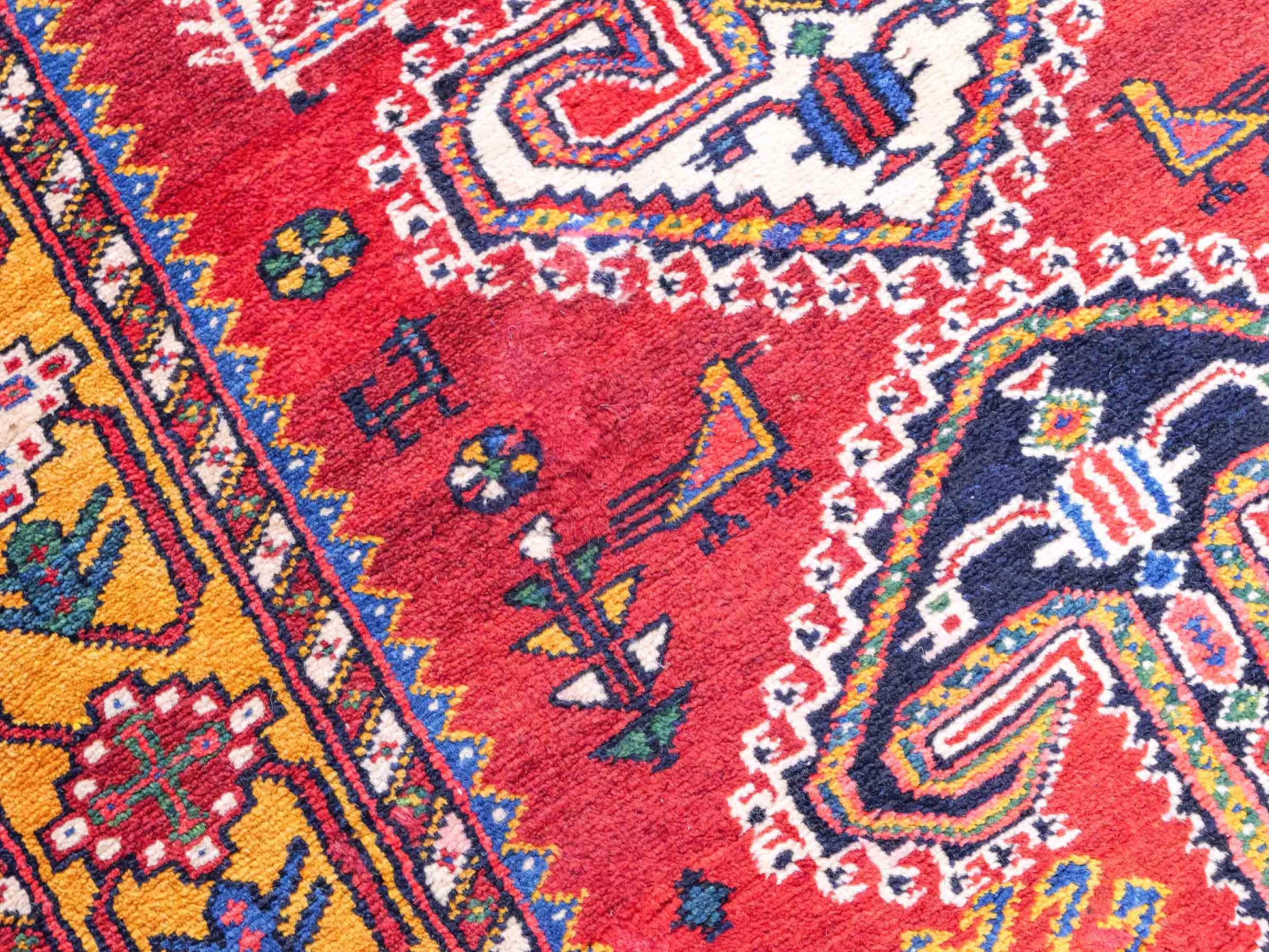 Feiner, handgeknüpfter, persischer Shiraz Nomadenteppich aus Wolle von Khademi. Farbe: Rot, beige, blau. Größe: 318 x 103 cm. Vertrieb durch JUPITER Intl.