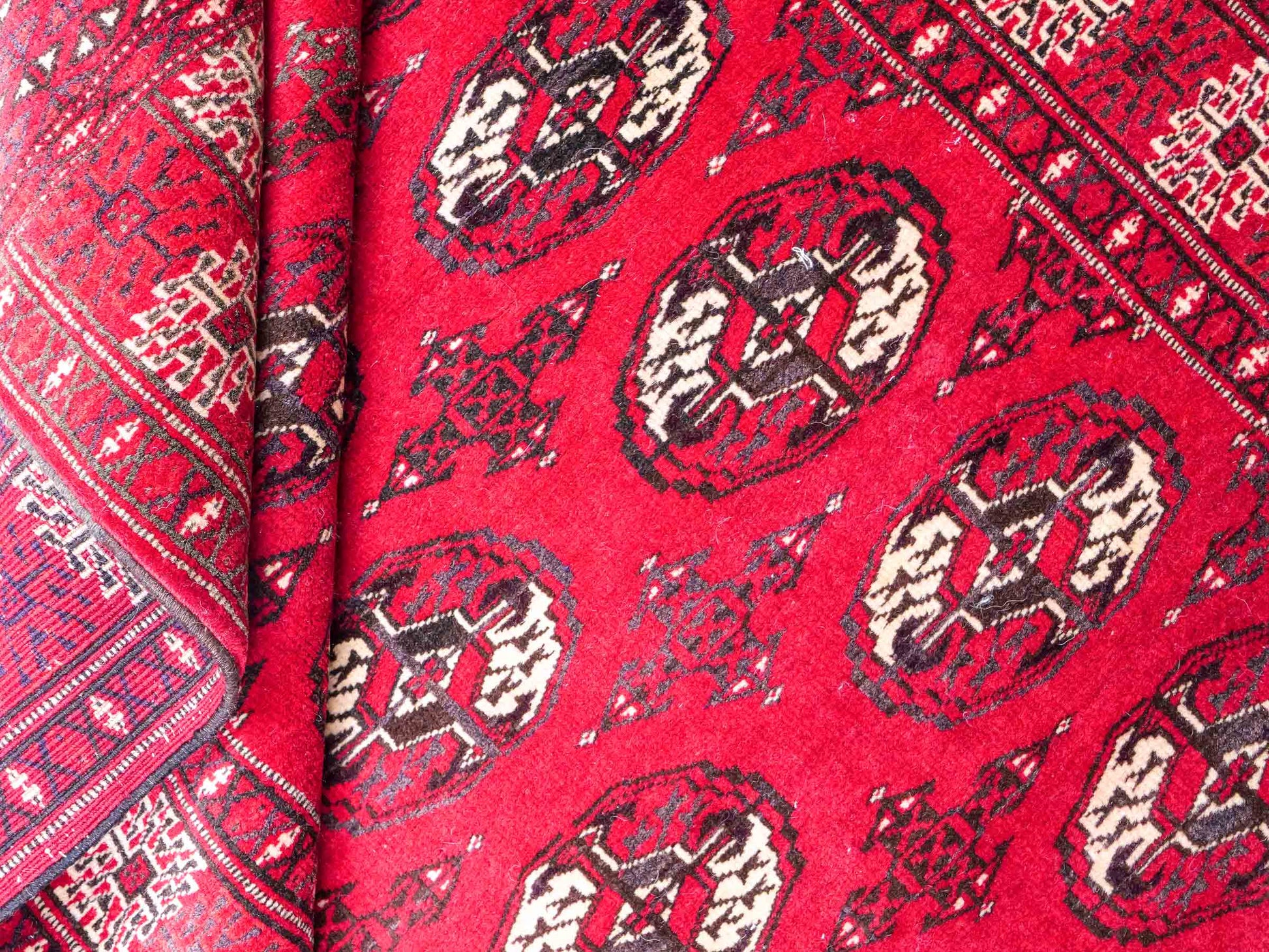 Handgeknüpfter, afghanischer Turkaman Nomadenteppich aus Wolle von Khademi. Größe: 152 x 118 cm. Farbe: Rot. Verkauf durch JUPITER Intl.