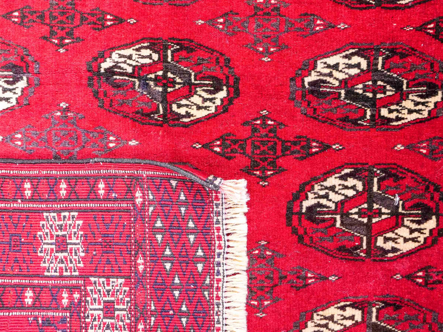Handgeknüpfter, afghanischer Turkaman Nomadenteppich aus Wolle von Khademi. Größe: 152 x 118 cm. Farbe: Rot. Verkauf durch JUPITER Intl.