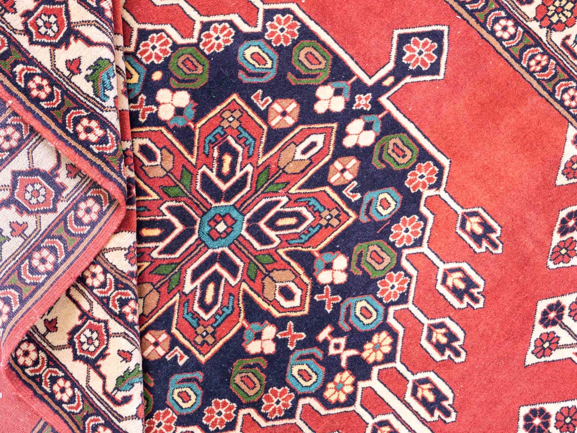 Handgeknüpfter, afghanischer Turkaman Nomadenteppich aus Wolle von Khademi. Größe: 201 x 127 cm. Farbe: Rot, cremeweiß. Verkauf durch JUPITER Intl.