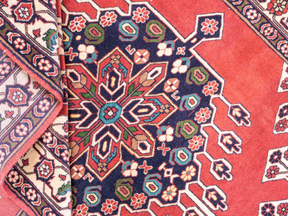 Handgeknüpfter, afghanischer Turkaman Nomadenteppich aus Wolle von Khademi. Größe: 201 x 127 cm. Farbe: Rot, cremeweiß. Verkauf durch JUPITER Intl.