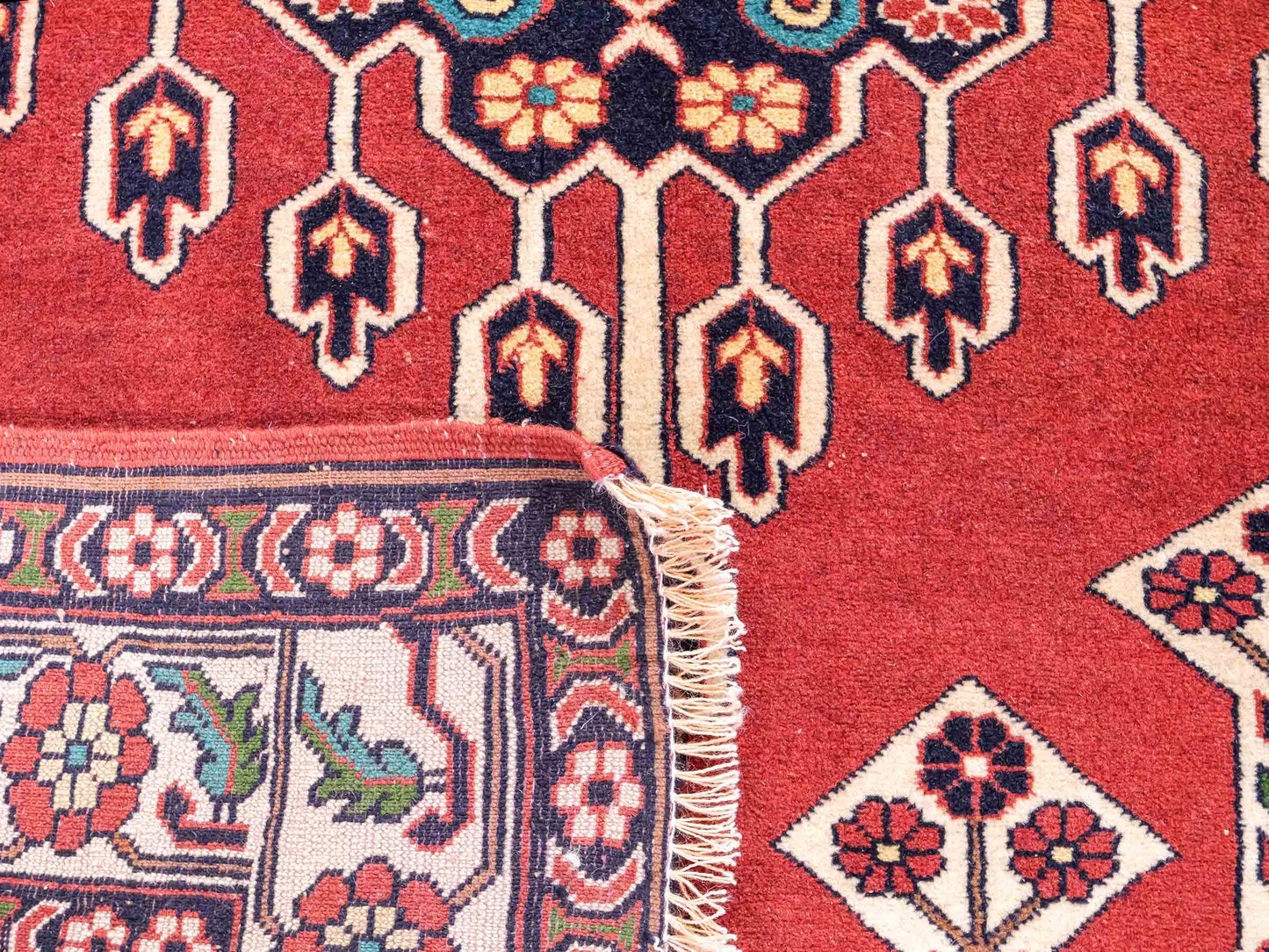 Handgeknüpfter, afghanischer Turkaman Nomadenteppich aus Wolle von Khademi. Größe: 201 x 127 cm. Farbe: Rot, cremeweiß. Verkauf durch JUPITER Intl.