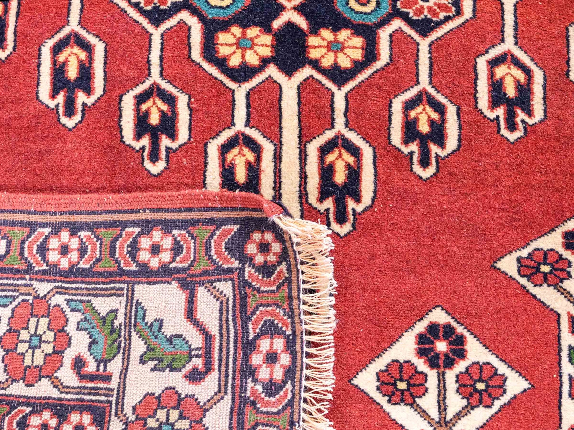 Handgeknüpfter, afghanischer Turkaman Nomadenteppich aus Wolle von Khademi. Größe: 201 x 127 cm. Farbe: Rot, cremeweiß. Verkauf durch JUPITER Intl.
