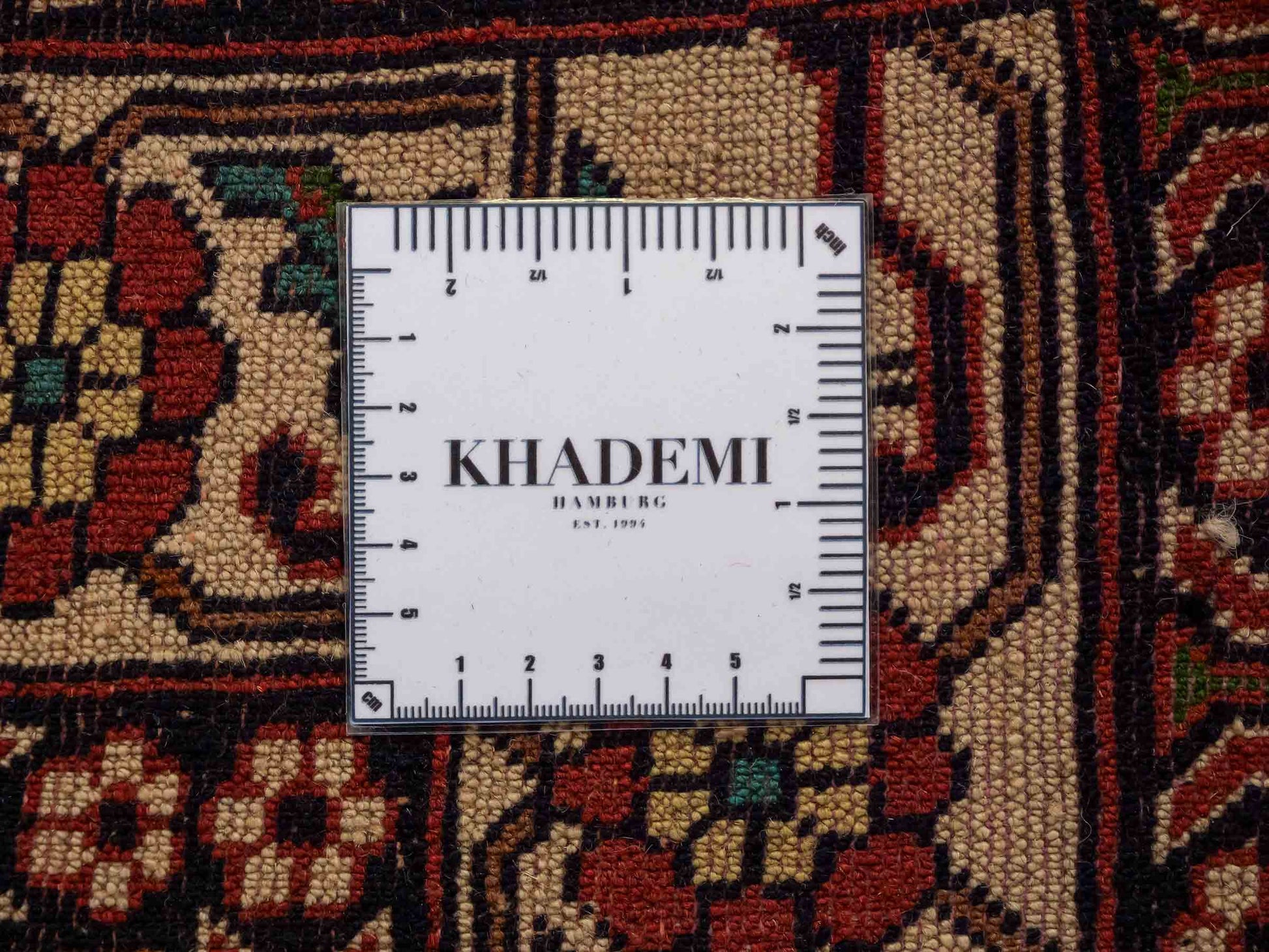 Handgeknüpfter, afghanischer Turkaman Nomadenteppich aus Wolle von Khademi. Größe: 201 x 127 cm. Farbe: Rot, cremeweiß. Verkauf durch JUPITER Intl.