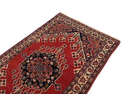 Handgeknüpfter, afghanischer Turkaman Nomadenteppich aus Wolle von Khademi. Größe: 201 x 127 cm. Farbe: Rot, cremeweiß. Verkauf durch JUPITER Intl.