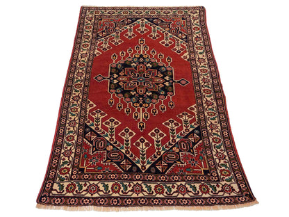Handgeknüpfter, afghanischer Turkaman Nomadenteppich aus Wolle von Khademi. Größe: 201 x 127 cm. Farbe: Rot, cremeweiß. Verkauf durch JUPITER Intl.