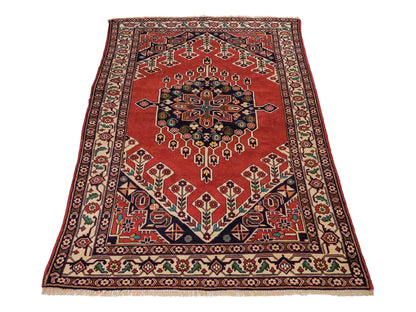 Handgeknüpfter, afghanischer Turkaman Nomadenteppich aus Wolle von Khademi. Größe: 201 x 127 cm. Farbe: Rot, cremeweiß. Verkauf durch JUPITER Intl.