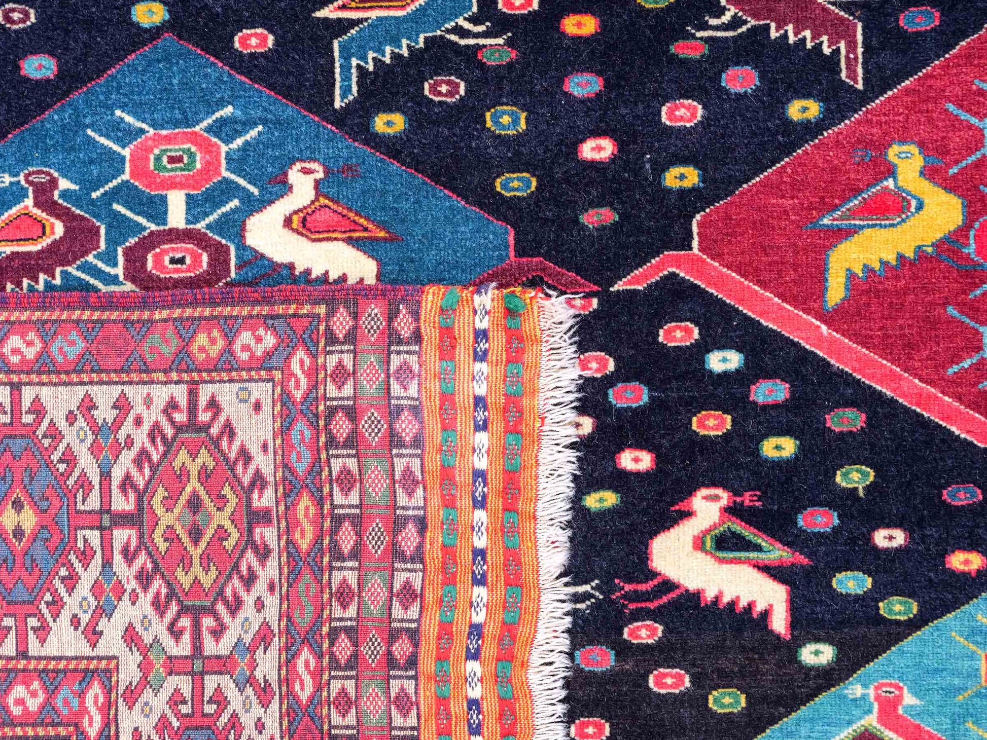 Feiner, handgeknüpfter, antiker Afghan Wollteppich von Khademi. Größe: 158 x 132 cm. Farbe: Blau, cremeweiß. Verkauf durch JUPITER Intl.