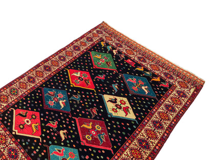 Feiner, handgeknüpfter, antiker Afghan Wollteppich von Khademi. Größe: 158 x 132 cm. Farbe: Blau, cremeweiß. Verkauf durch JUPITER Intl.
