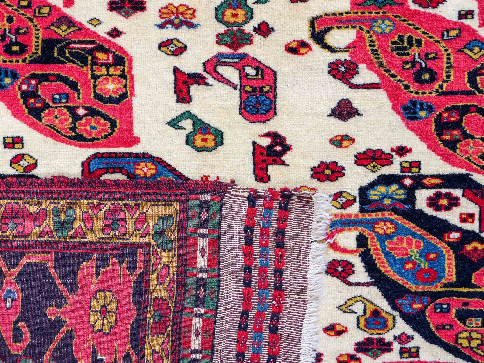 Feiner, handgeknüpfter, antiker Afghan Wollteppich von Khademi. Größe: 168 x 123 cm. Farbe: Cremeweiß, beige, blau, rot. Verkauf durch JUPITER Intl.