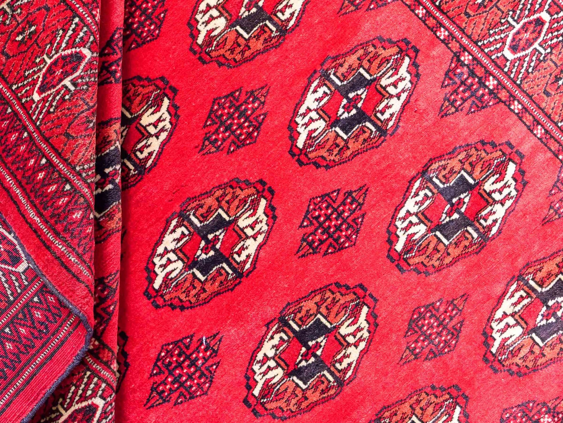 Feiner, handgeknüpfter Afghan Mauri Wollteppich von Khademi. Größe: 152 x 118 cm. Farbe: Rot. Verkauf durch JUPITER Intl.