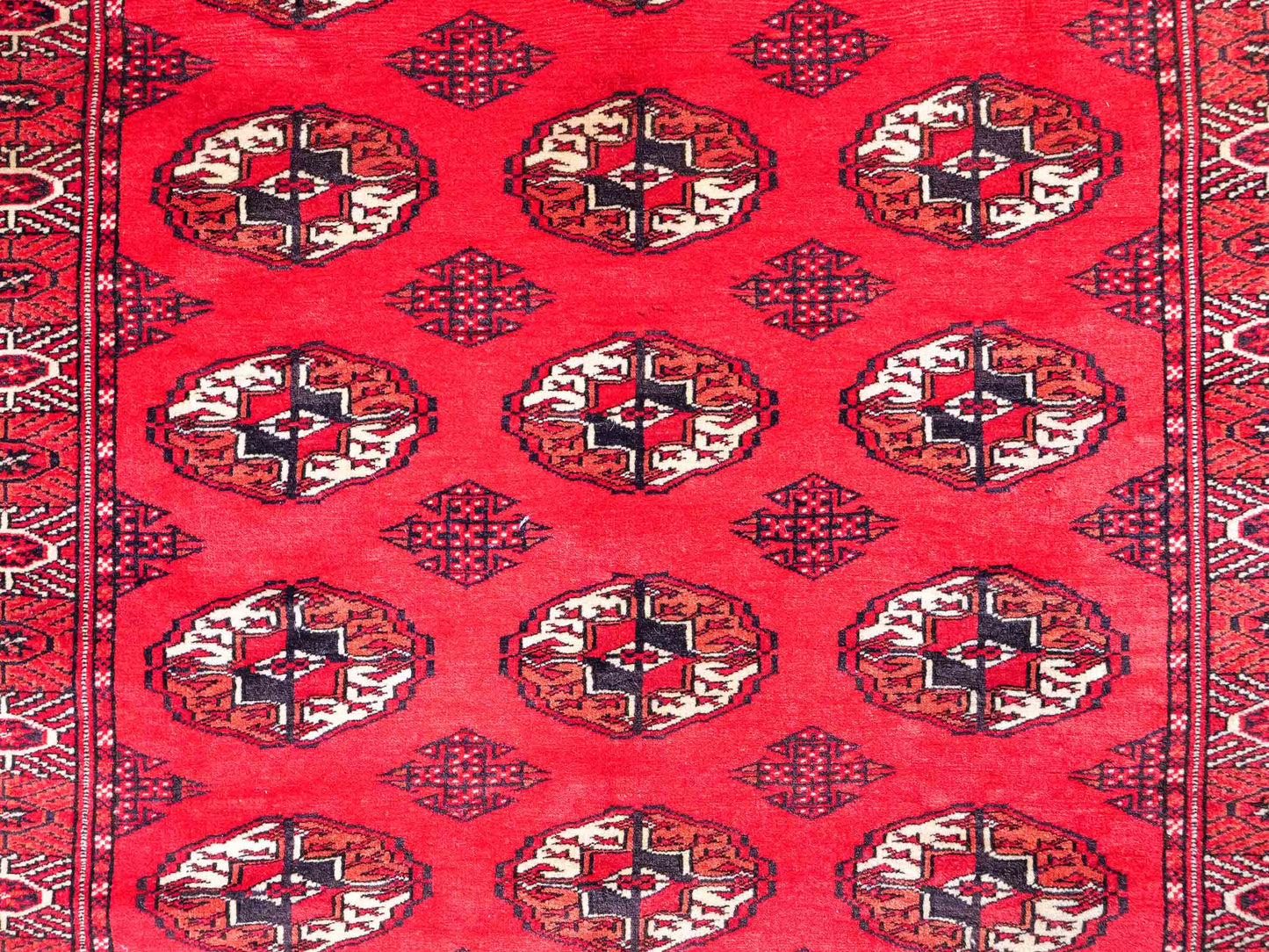 Feiner, handgeknüpfter Afghan Mauri Wollteppich von Khademi. Größe: 152 x 118 cm. Farbe: Rot. Verkauf durch JUPITER Intl.