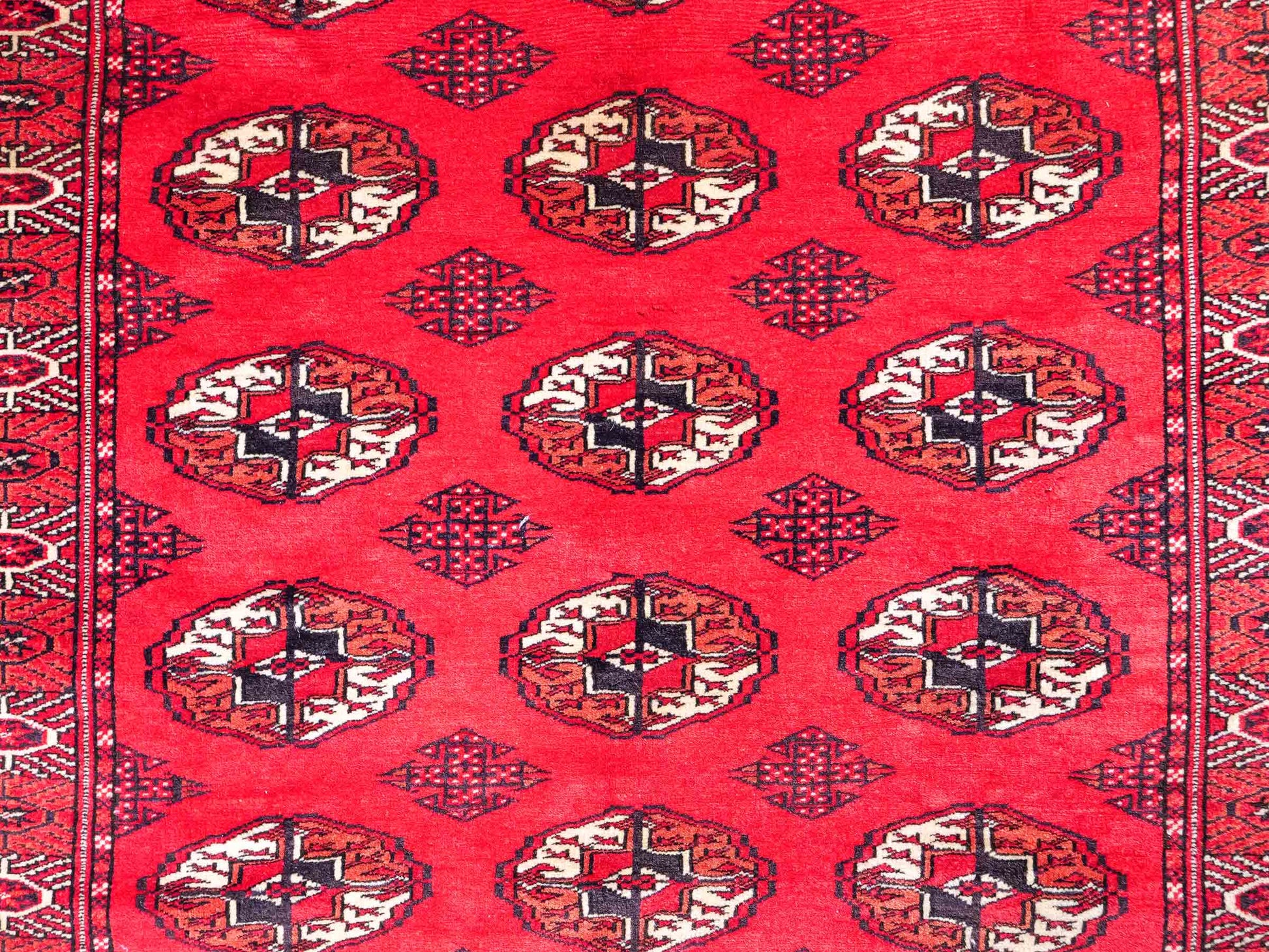 Feiner, handgeknüpfter Afghan Mauri Wollteppich von Khademi. Größe: 152 x 118 cm. Farbe: Rot. Verkauf durch JUPITER Intl.