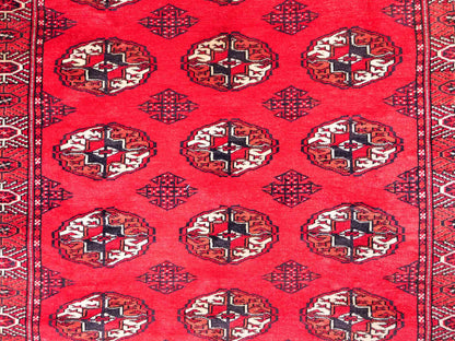 Feiner, handgeknüpfter Afghan Mauri Wollteppich von Khademi. Größe: 152 x 118 cm. Farbe: Rot. Verkauf durch JUPITER Intl.