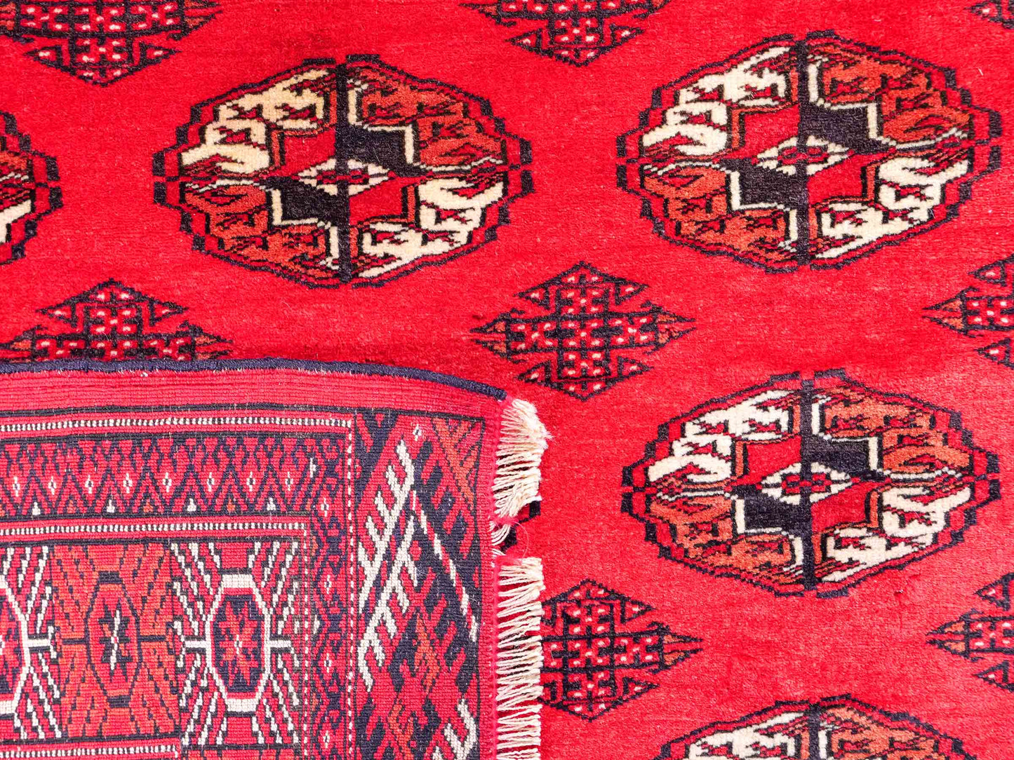 Feiner, handgeknüpfter Afghan Mauri Wollteppich von Khademi. Größe: 152 x 118 cm. Farbe: Rot. Verkauf durch JUPITER Intl.