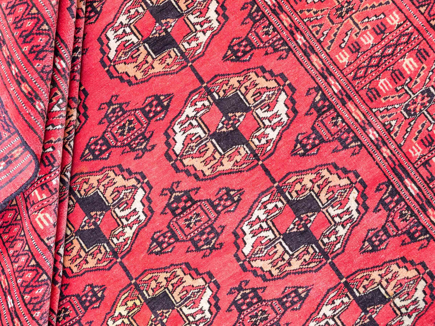 Feiner, handgeknüpfter Afghan Mauri Wollteppich von Khademi. Größe: 159 x 125 cm. Farbe: Rot. Verkauf durch JUPITER Intl.