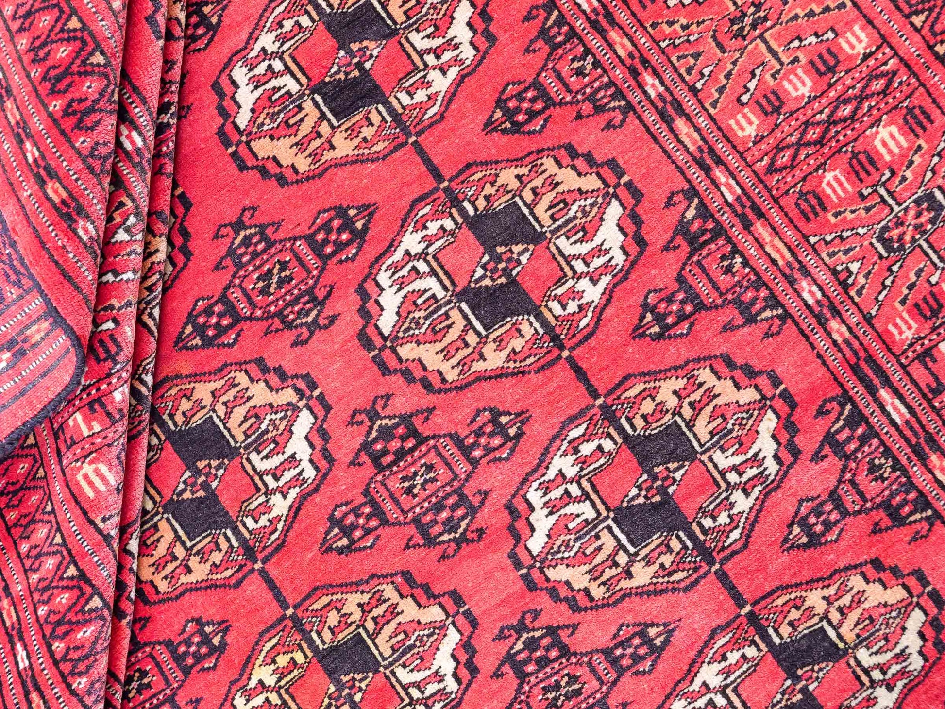 Feiner, handgeknüpfter Afghan Mauri Wollteppich von Khademi. Größe: 159 x 125 cm. Farbe: Rot. Verkauf durch JUPITER Intl.