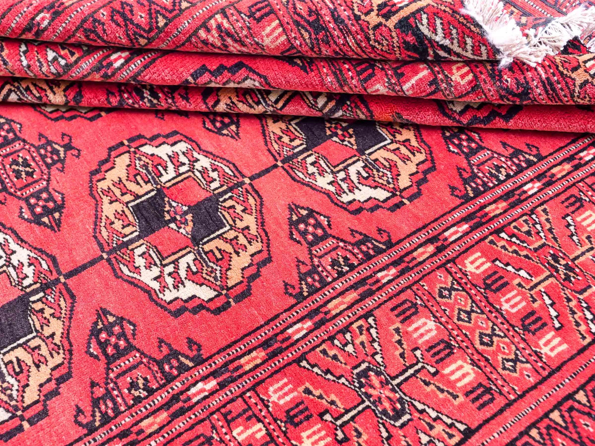 Feiner, handgeknüpfter Afghan Mauri Wollteppich von Khademi. Größe: 159 x 125 cm. Farbe: Rot. Verkauf durch JUPITER Intl.