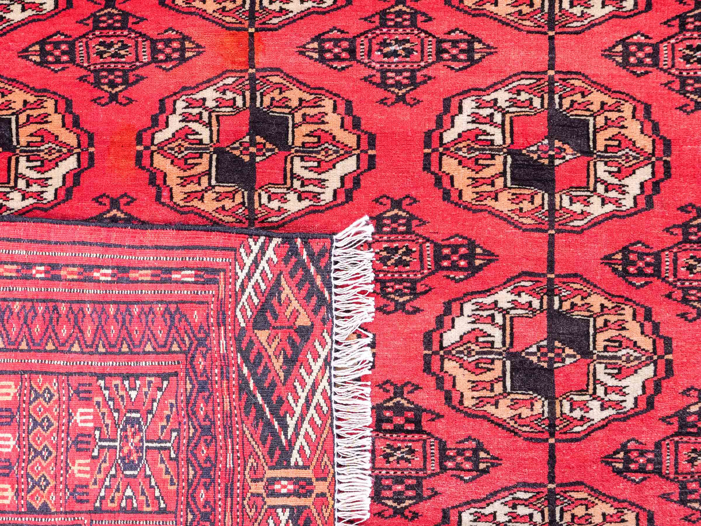 Feiner, handgeknüpfter Afghan Mauri Wollteppich von Khademi. Größe: 159 x 125 cm. Farbe: Rot. Verkauf durch JUPITER Intl.