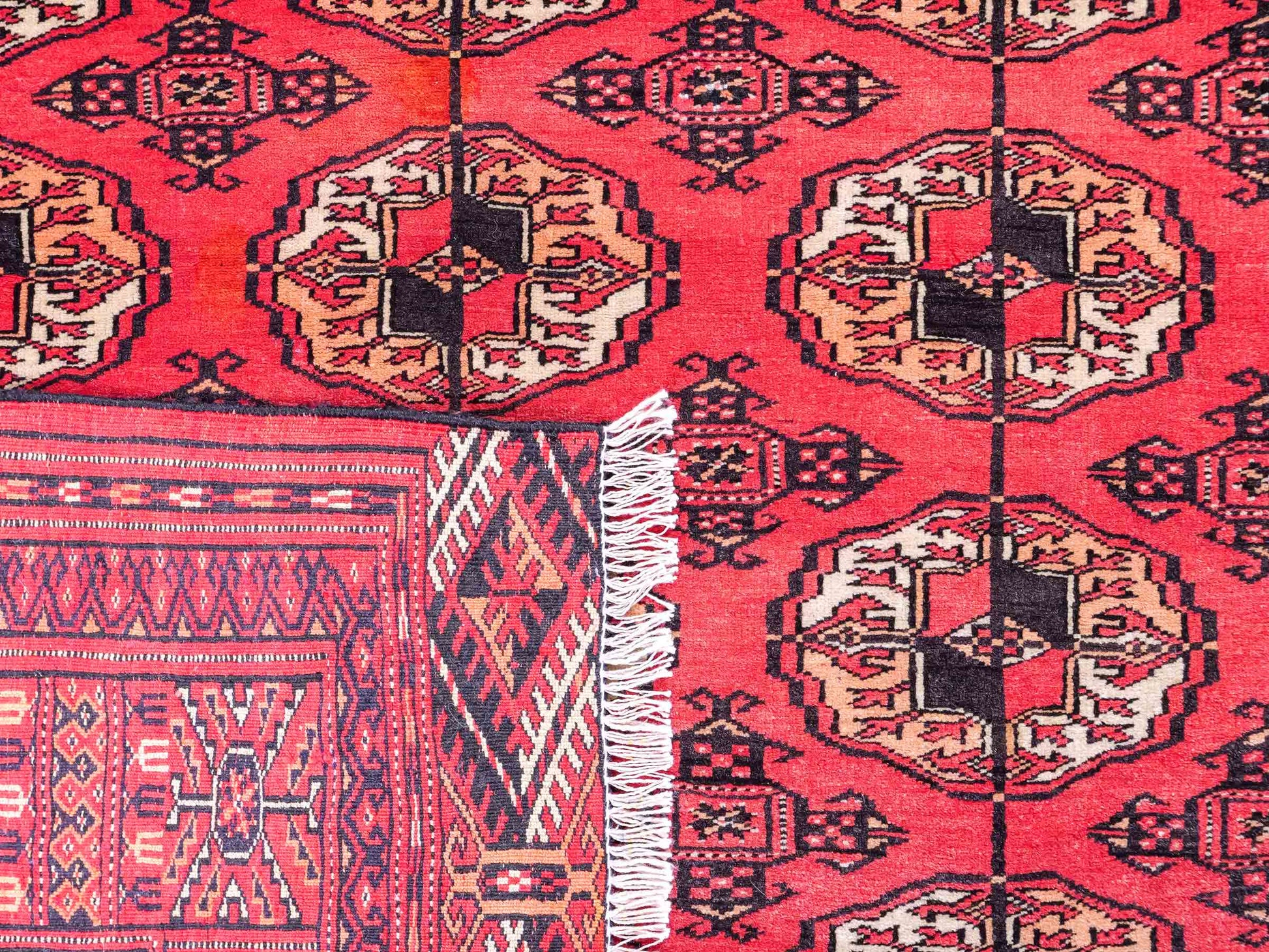 Feiner, handgeknüpfter Afghan Mauri Wollteppich von Khademi. Größe: 159 x 125 cm. Farbe: Rot. Verkauf durch JUPITER Intl.