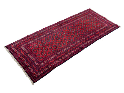 Feiner, handgeknüpfter Afghan Mauri Wollteppich von Khademi. Größe: 196 x 79 cm. Farbe: Rot, blau. Verkauf durch JUPITER Intl.
