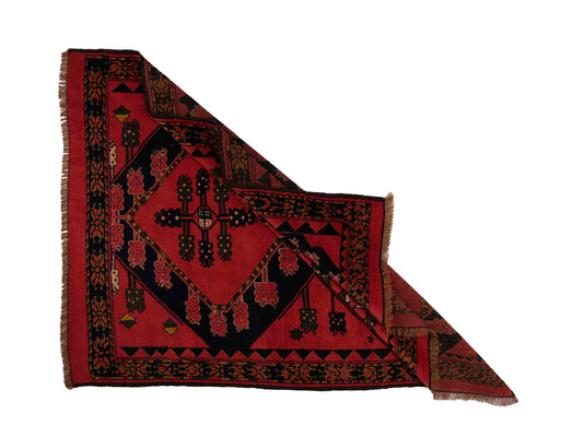 Feiner, handgeknüpfter Afghan Wollteppich von Khademi. Größe: 154 x 126 cm. Farbe: Rot. Verkauf durch JUPITER Intl.