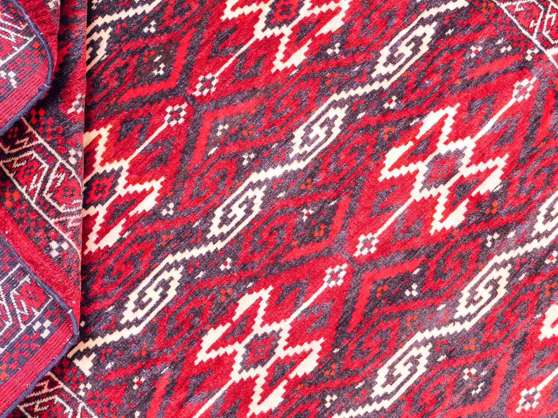 Feiner, handgeknüpfter Afghan Wollteppich von Khademi. Größe: 165 x 90 cm. Farbe: Rot. Verkauf durch JUPITER Intl.