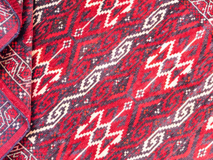 Feiner, handgeknüpfter Afghan Wollteppich von Khademi. Größe: 165 x 90 cm. Farbe: Rot. Verkauf durch JUPITER Intl.