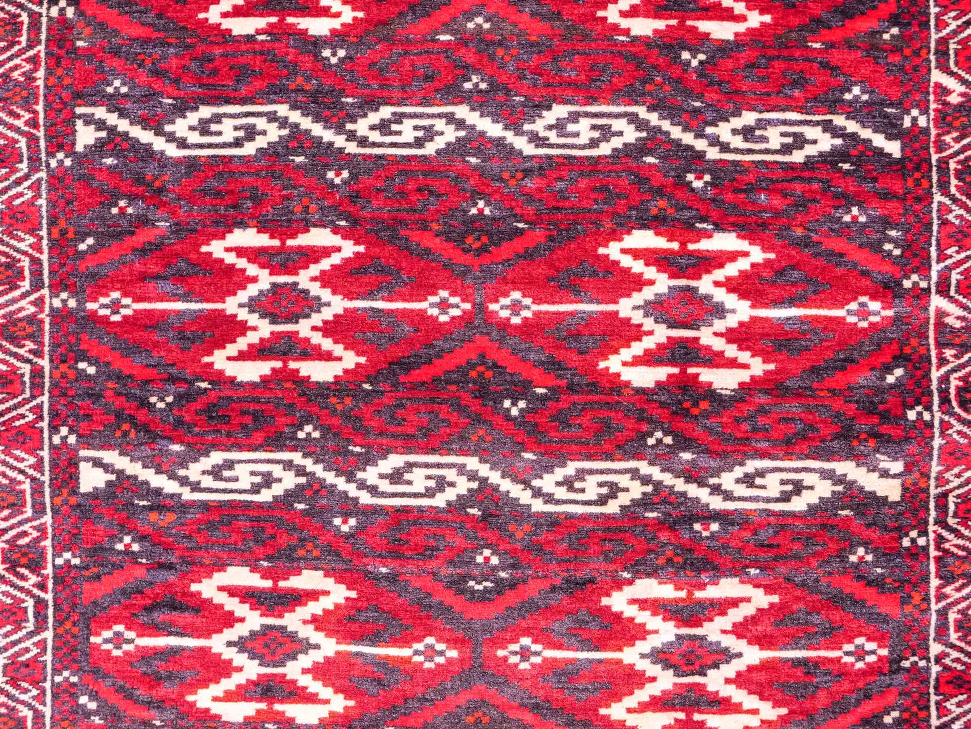 Feiner, handgeknüpfter Afghan Wollteppich von Khademi. Größe: 165 x 90 cm. Farbe: Rot. Verkauf durch JUPITER Intl.