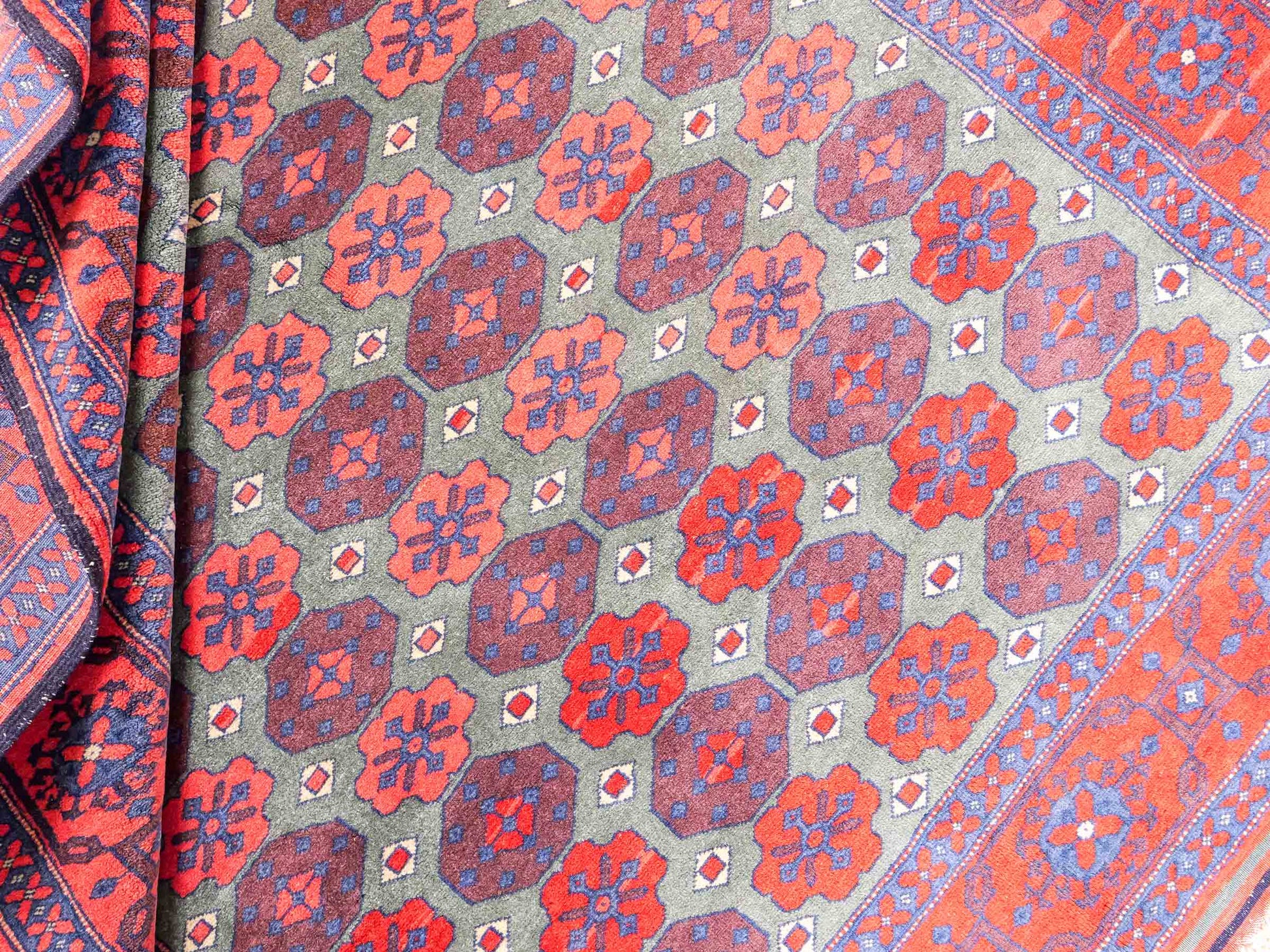 Feiner, handgeknüpfter Afghan Wollteppich von Khademi. Größe: 170 x 130 cm. Farbe: Rot, grün. Verkauf durch JUPITER Intl.