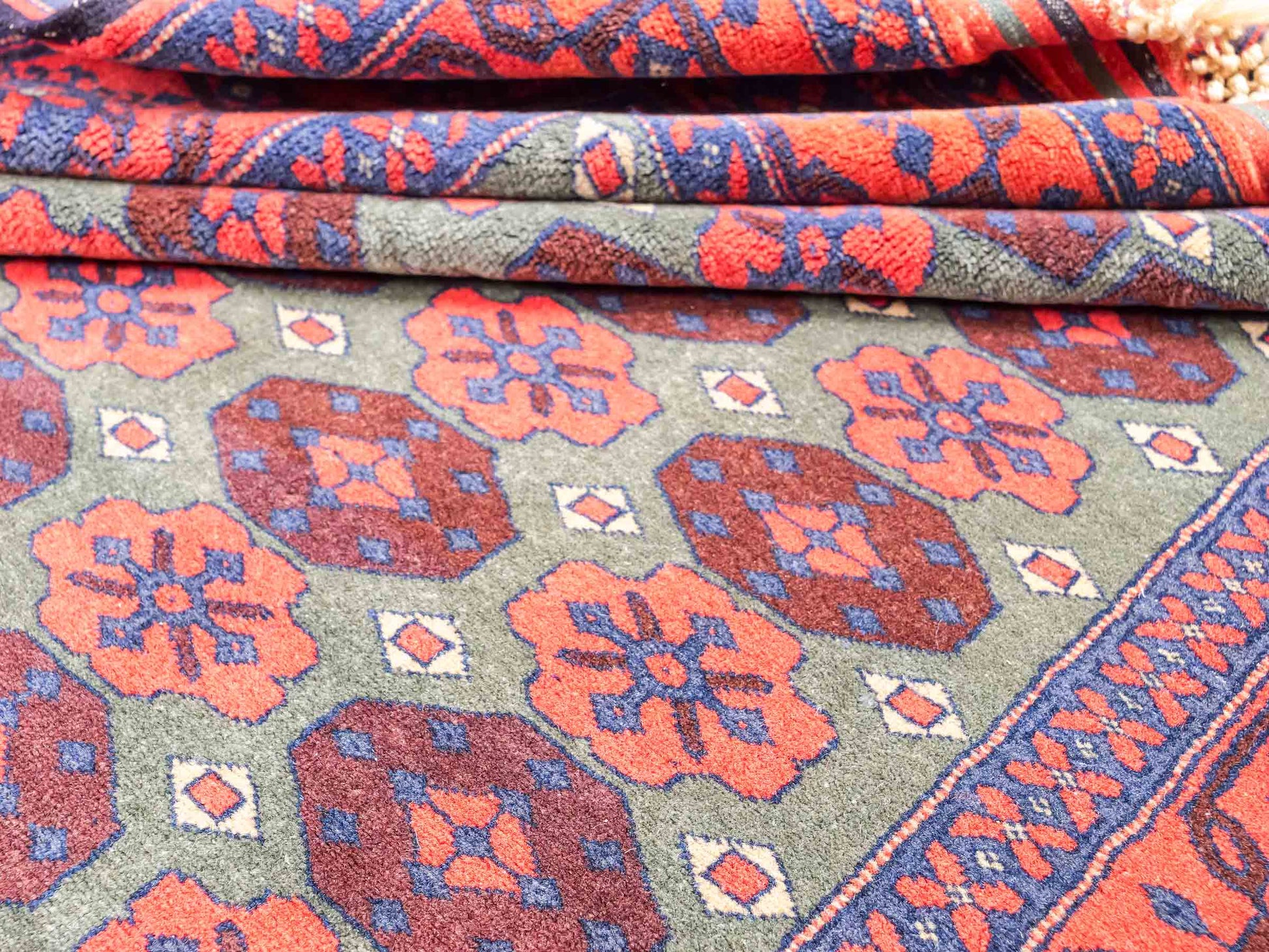Feiner, handgeknüpfter Afghan Wollteppich von Khademi. Größe: 170 x 130 cm. Farbe: Rot, grün. Verkauf durch JUPITER Intl.