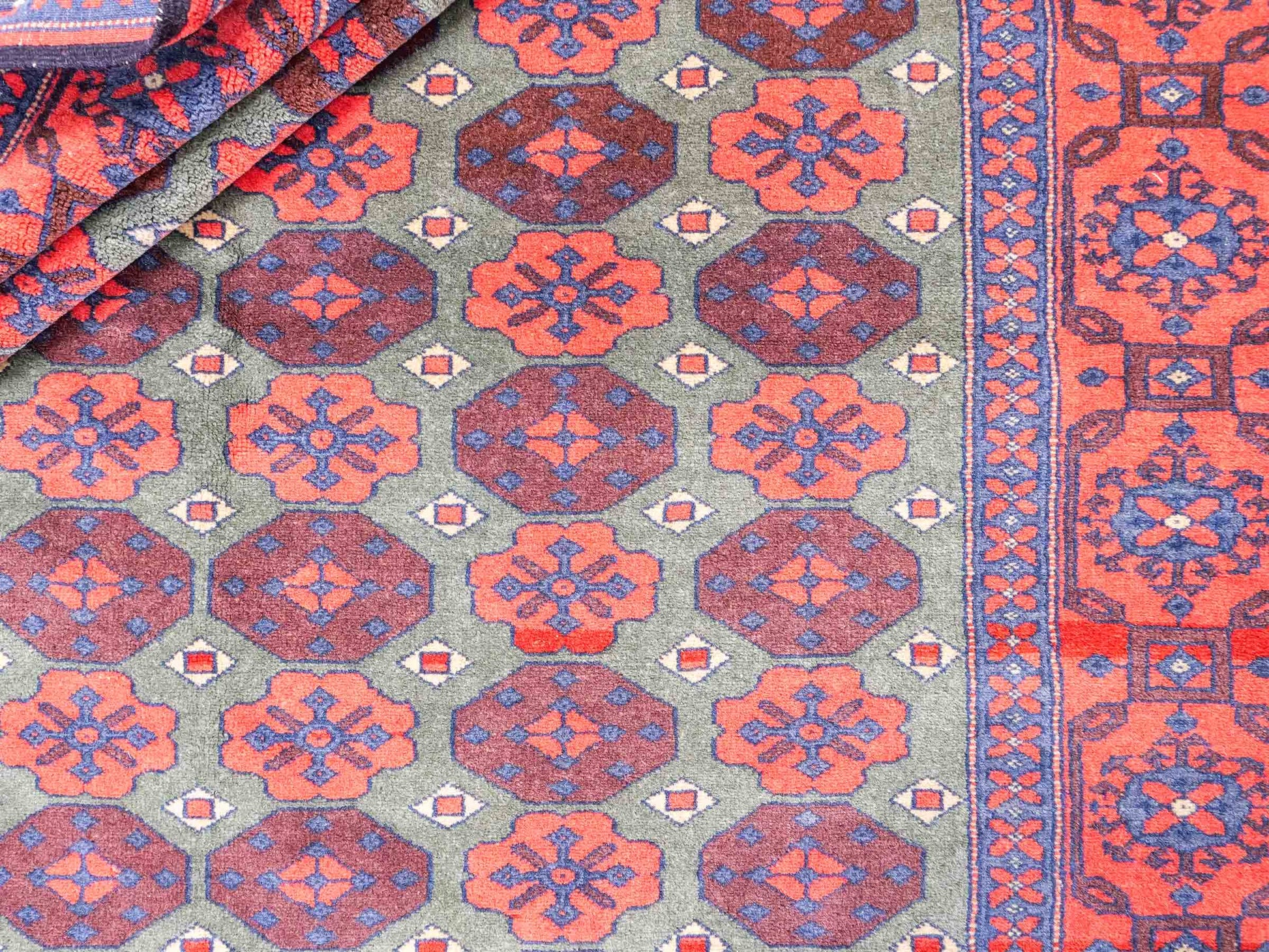 Feiner, handgeknüpfter Afghan Wollteppich von Khademi. Größe: 170 x 130 cm. Farbe: Rot, grün. Verkauf durch JUPITER Intl.
