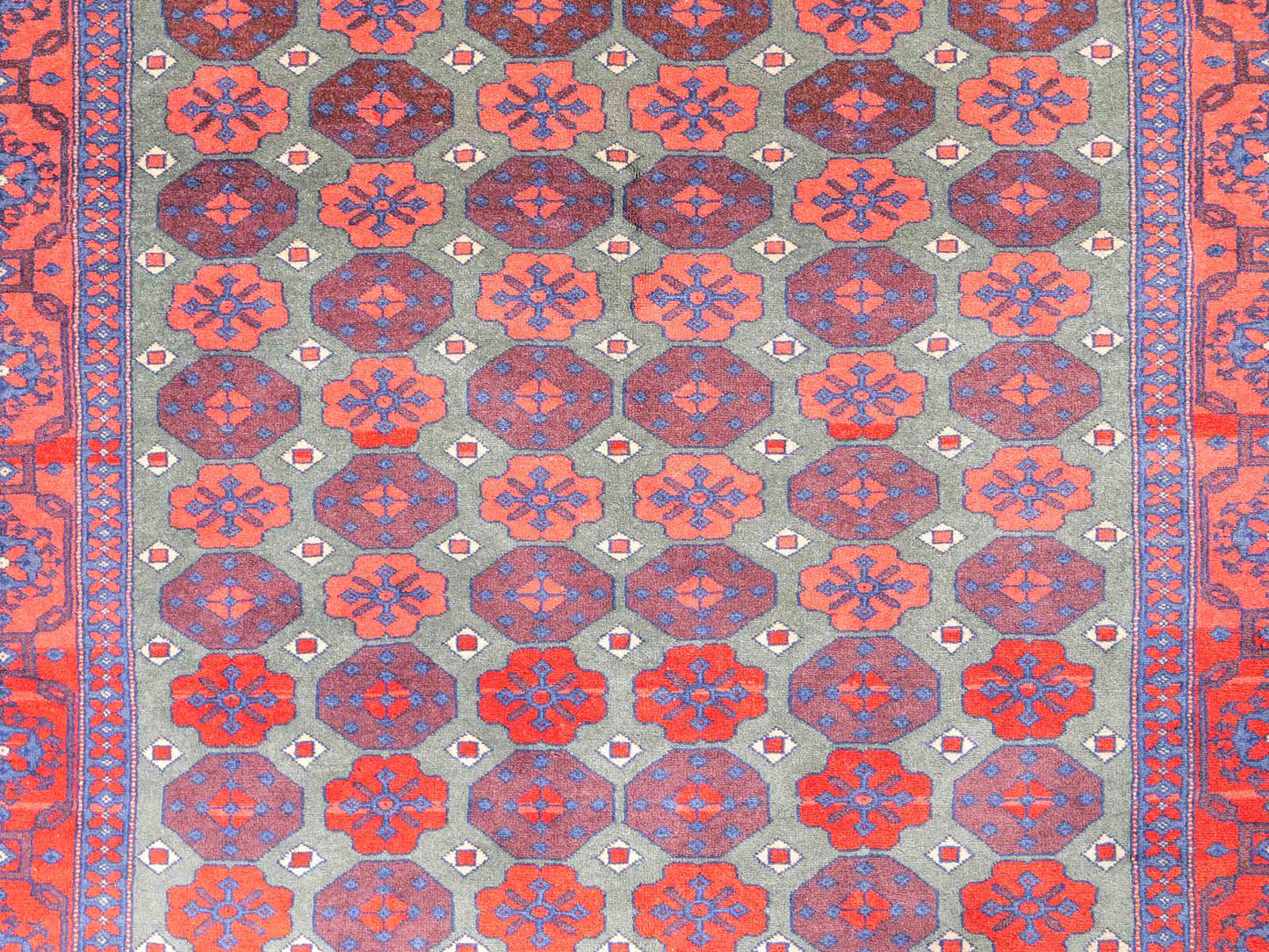 Feiner, handgeknüpfter Afghan Wollteppich von Khademi. Größe: 170 x 130 cm. Farbe: Rot, grün. Verkauf durch JUPITER Intl.