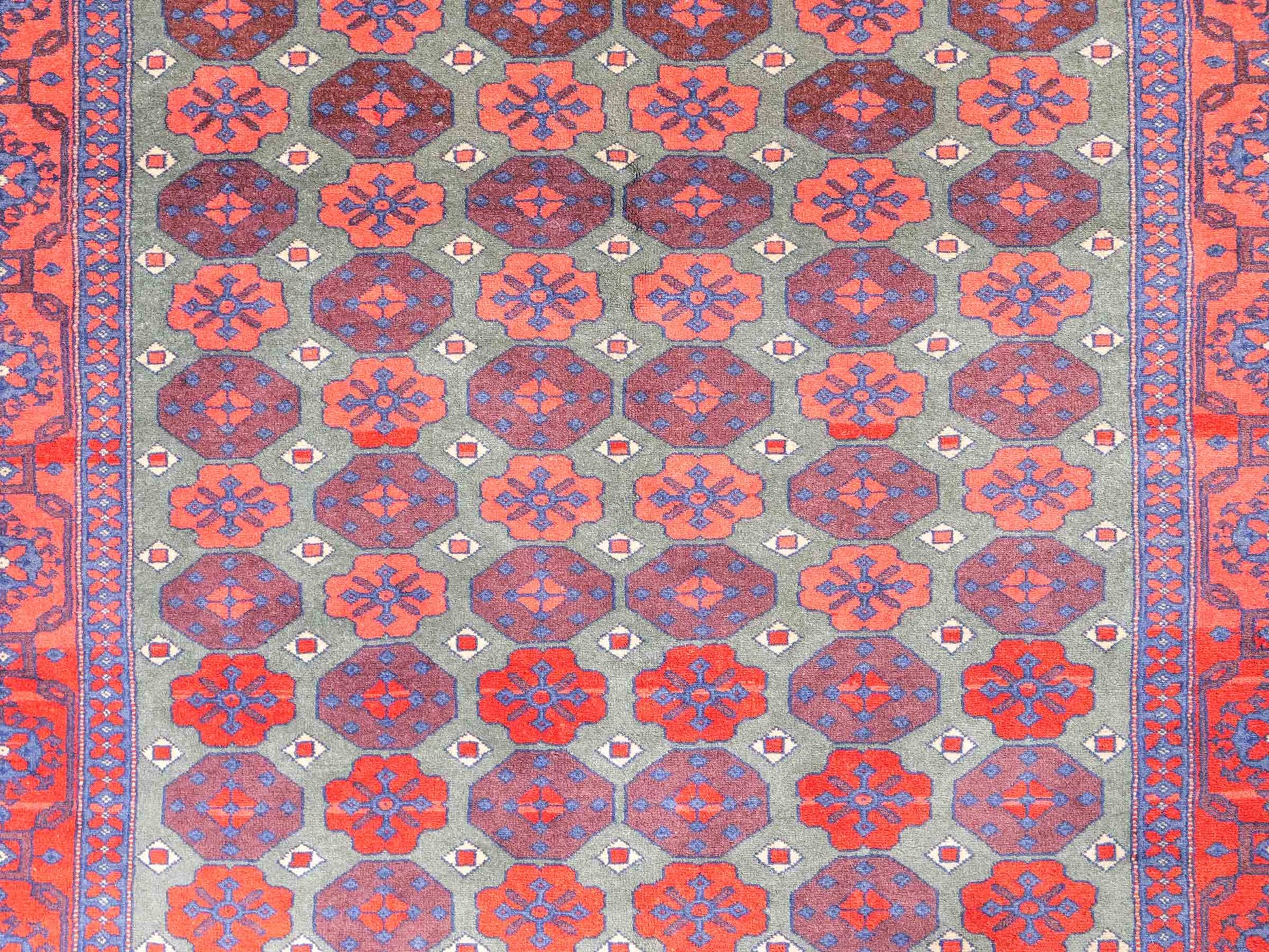 Feiner, handgeknüpfter Afghan Wollteppich von Khademi. Größe: 170 x 130 cm. Farbe: Rot, grün. Verkauf durch JUPITER Intl.