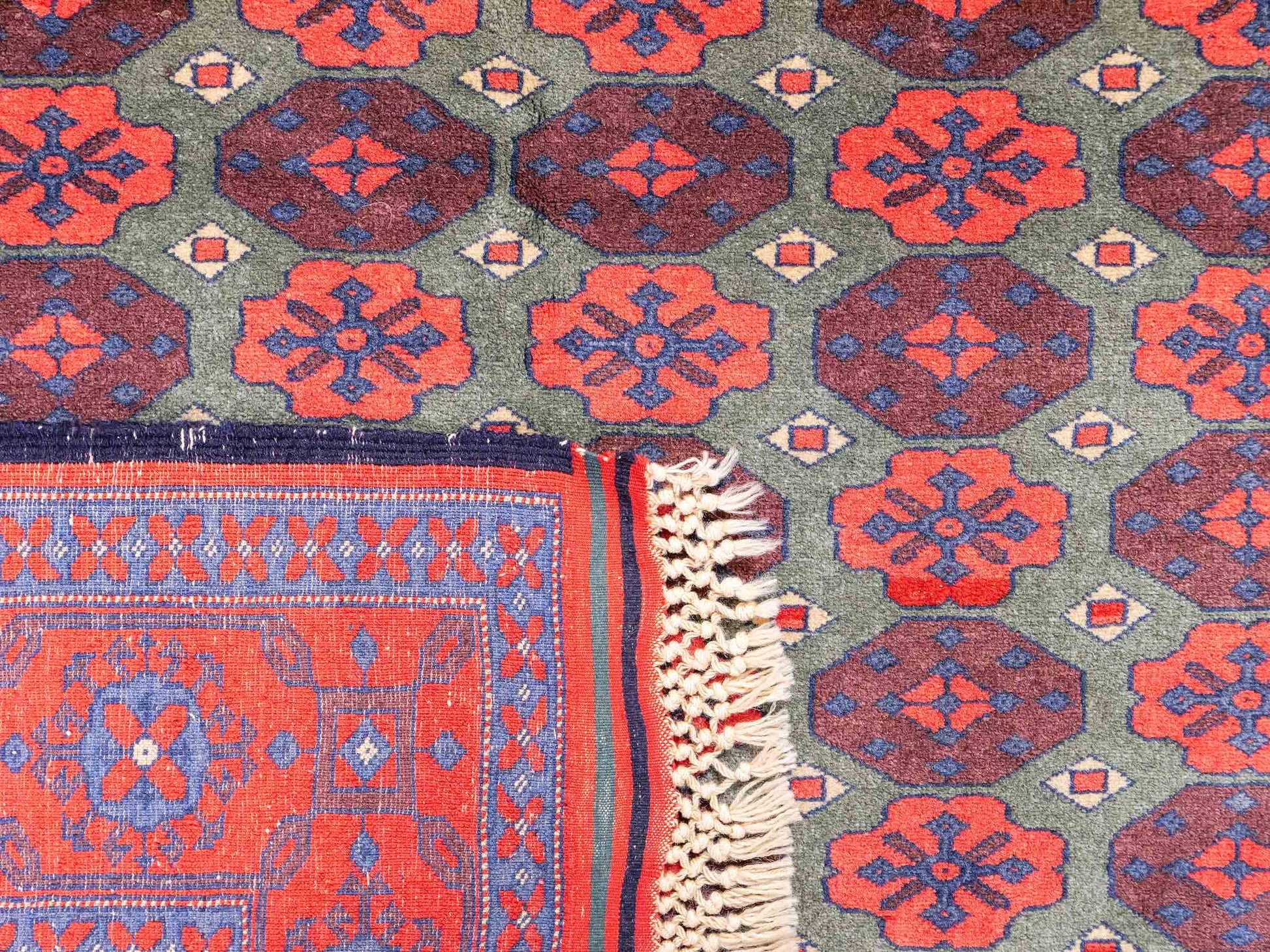 Feiner, handgeknüpfter Afghan Wollteppich von Khademi. Größe: 170 x 130 cm. Farbe: Rot, grün. Verkauf durch JUPITER Intl.