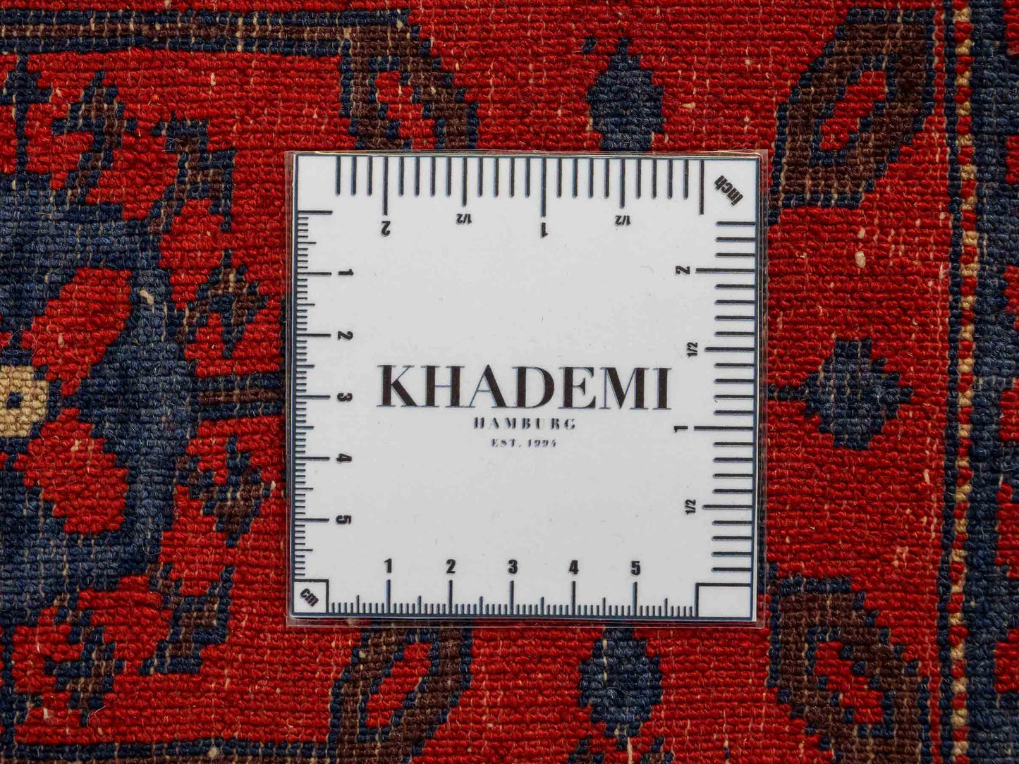 Feiner, handgeknüpfter Afghan Wollteppich von Khademi. Größe: 170 x 130 cm. Farbe: Rot, grün. Verkauf durch JUPITER Intl.