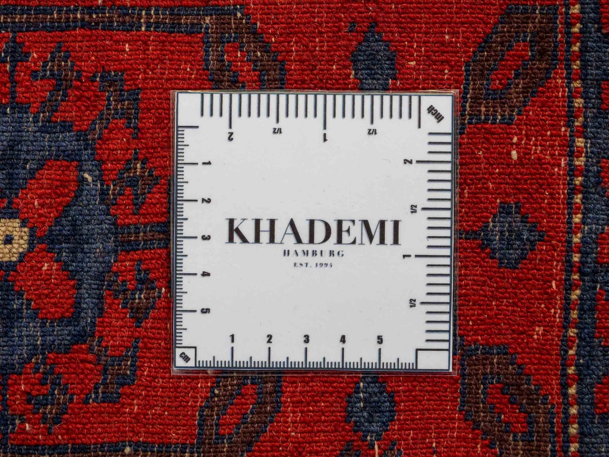 Feiner, handgeknüpfter Afghan Wollteppich von Khademi. Größe: 170 x 130 cm. Farbe: Rot, grün. Verkauf durch JUPITER Intl.
