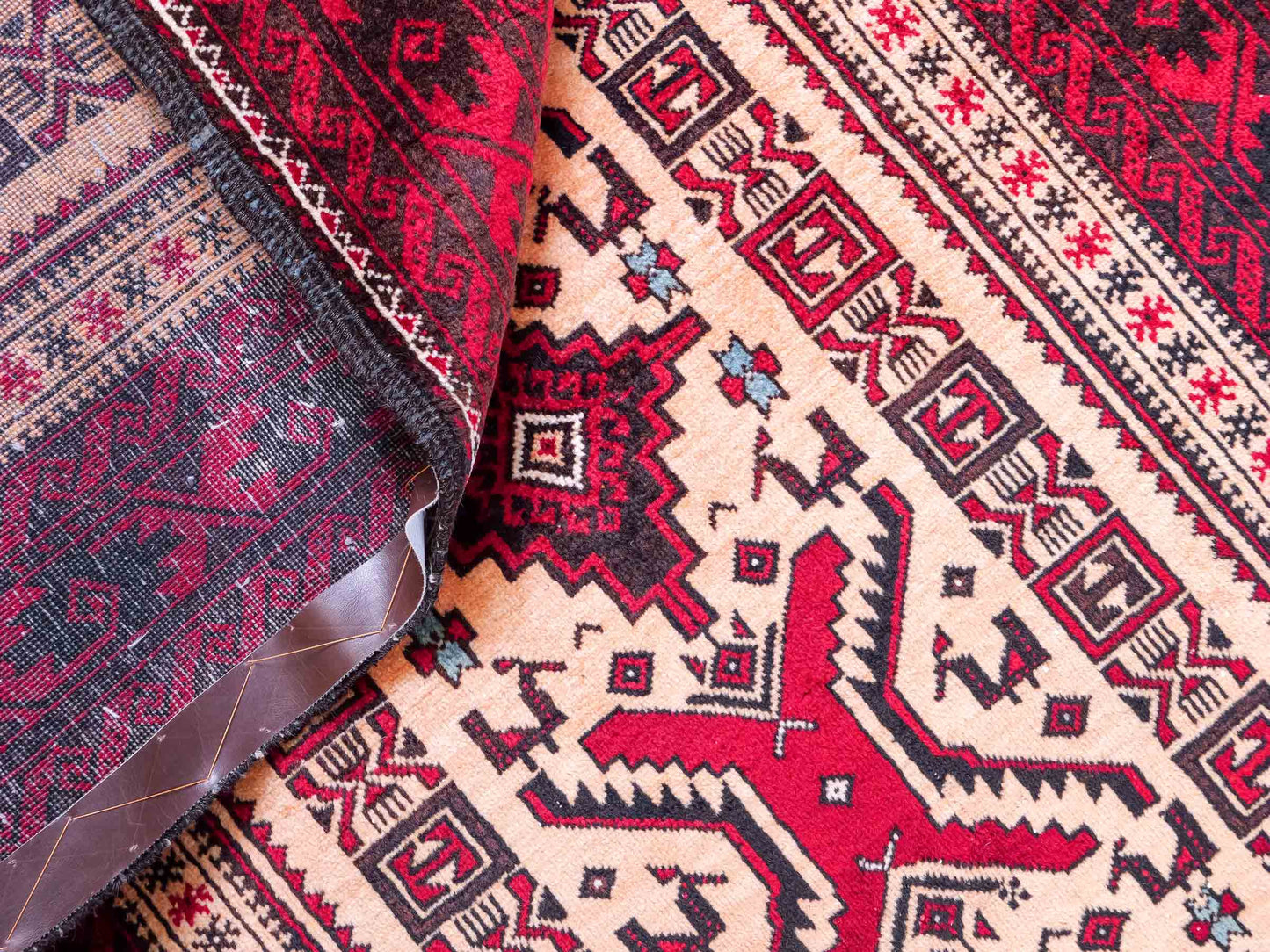 Feiner, handgeknüpfter Afghan Wollteppich von Khademi. Größe: 171 x 92 cm. Farbe: Cremeweiß, rot. Verkauf durch JUPITER Intl.