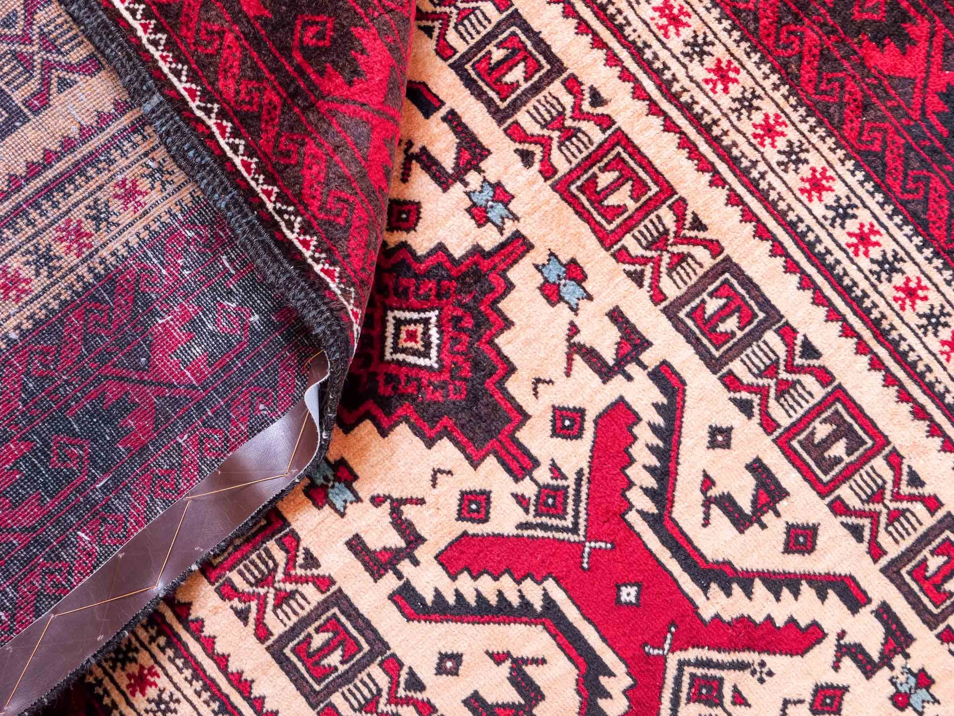 Feiner, handgeknüpfter Afghan Wollteppich von Khademi. Größe: 171 x 92 cm. Farbe: Cremeweiß, rot. Verkauf durch JUPITER Intl.