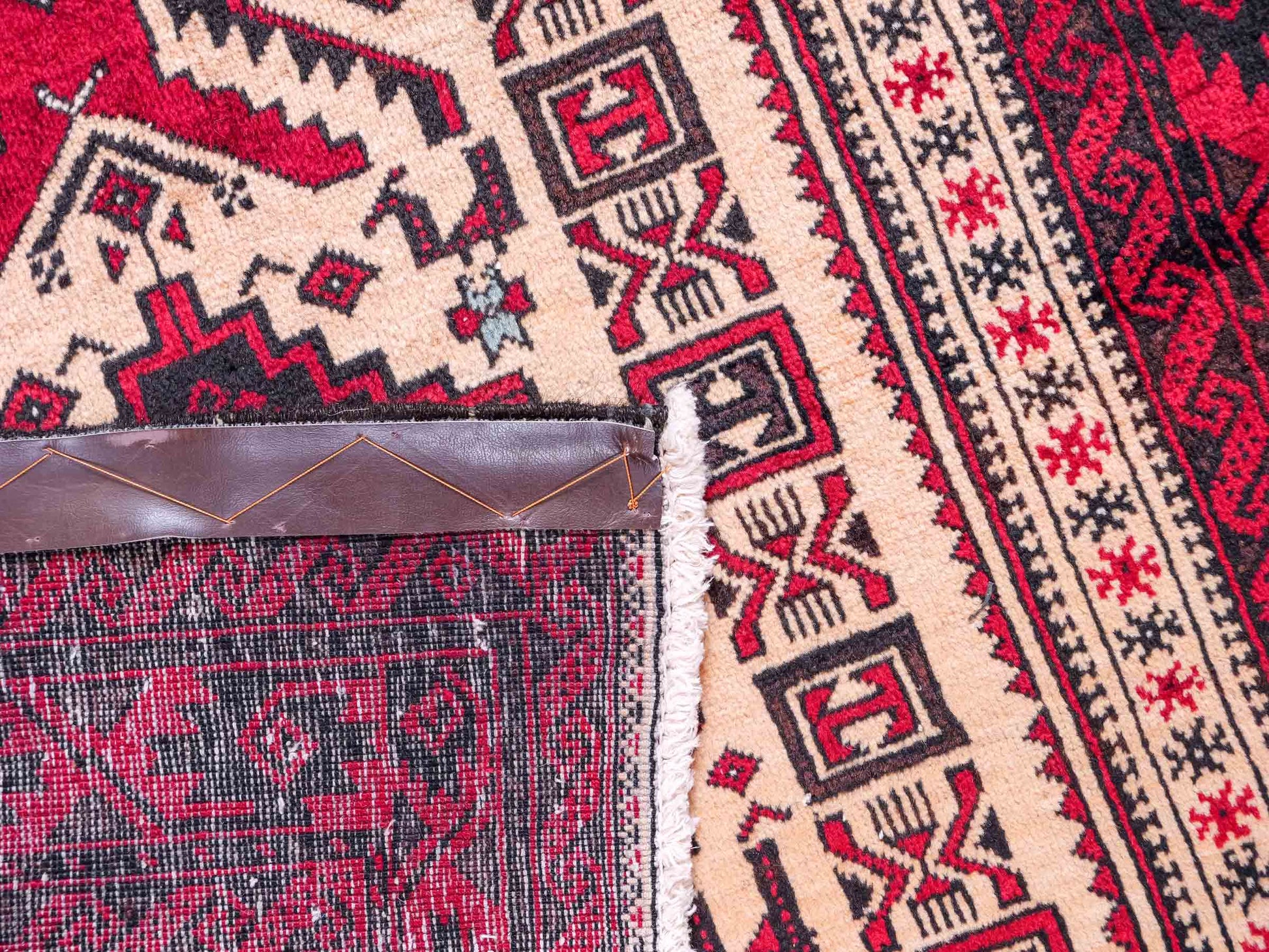 Feiner, handgeknüpfter Afghan Wollteppich von Khademi. Größe: 171 x 92 cm. Farbe: Cremeweiß, rot. Verkauf durch JUPITER Intl.