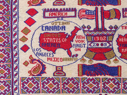 Feiner, handgeknüpfter Afghan Wollteppich von Khademi. Größe: 172 x 137 cm. Farbe: Cremeweiß, blau, rot. Verkauf durch JUPITER Intl.