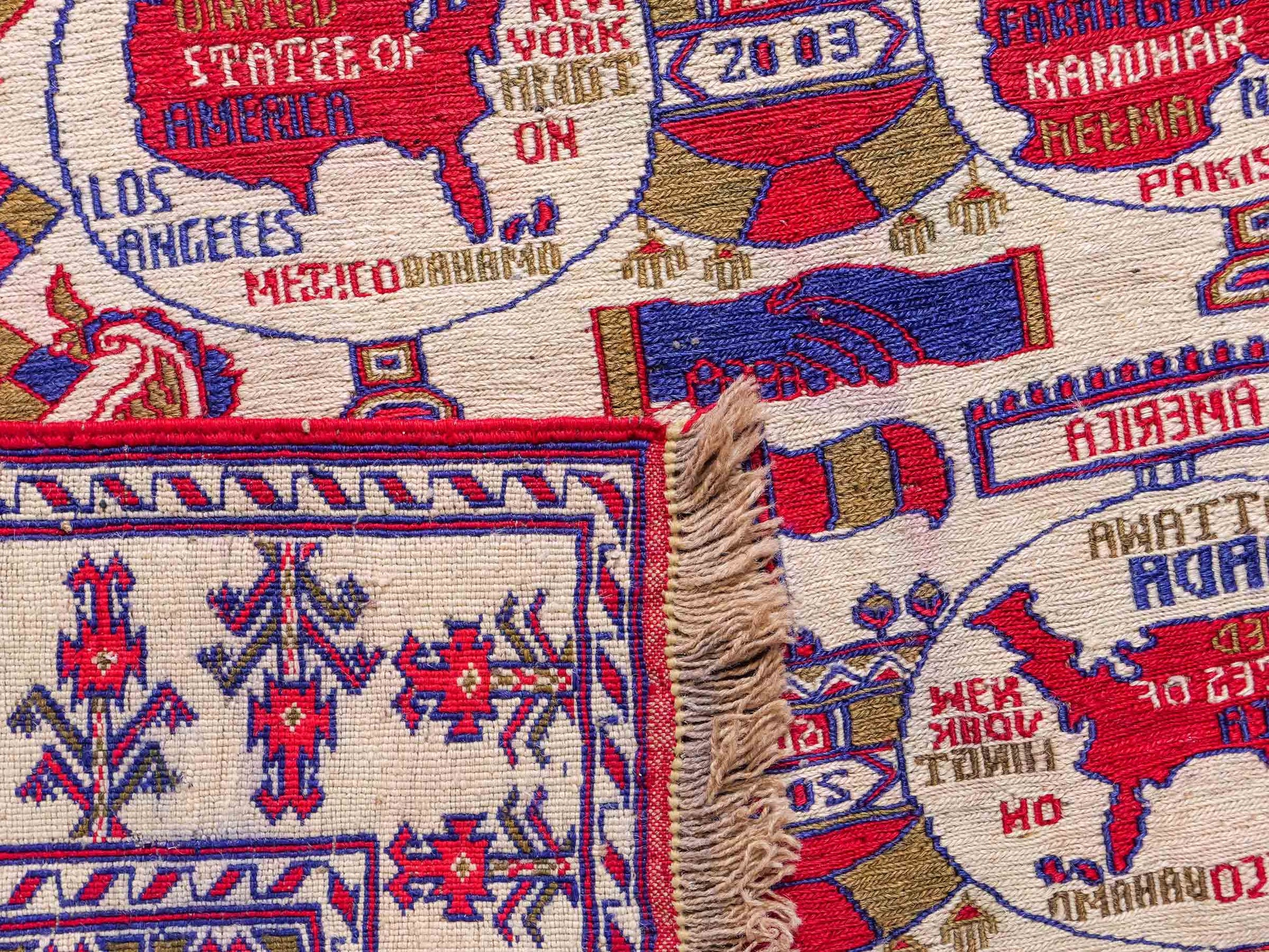 Feiner, handgeknüpfter Afghan Wollteppich von Khademi. Größe: 172 x 137 cm. Farbe: Cremeweiß, blau, rot. Verkauf durch JUPITER Intl.