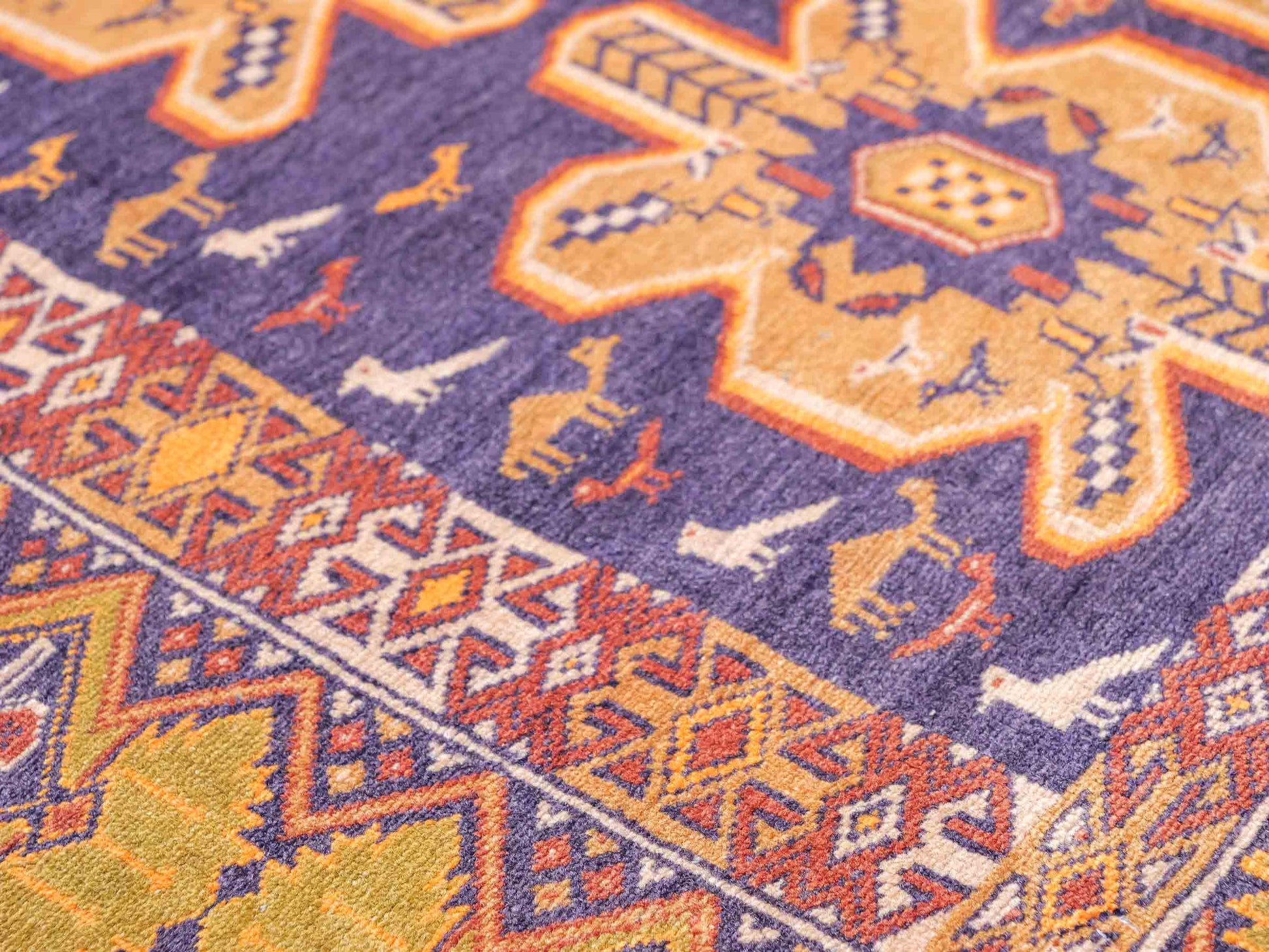 Feiner, handgeknüpfter Afghan Wollteppich mit Seidenkette von Khademi. Größe: 175 x 108 cm. Farbe: Gold, blau. Verkauf durch JUPITER Intl.