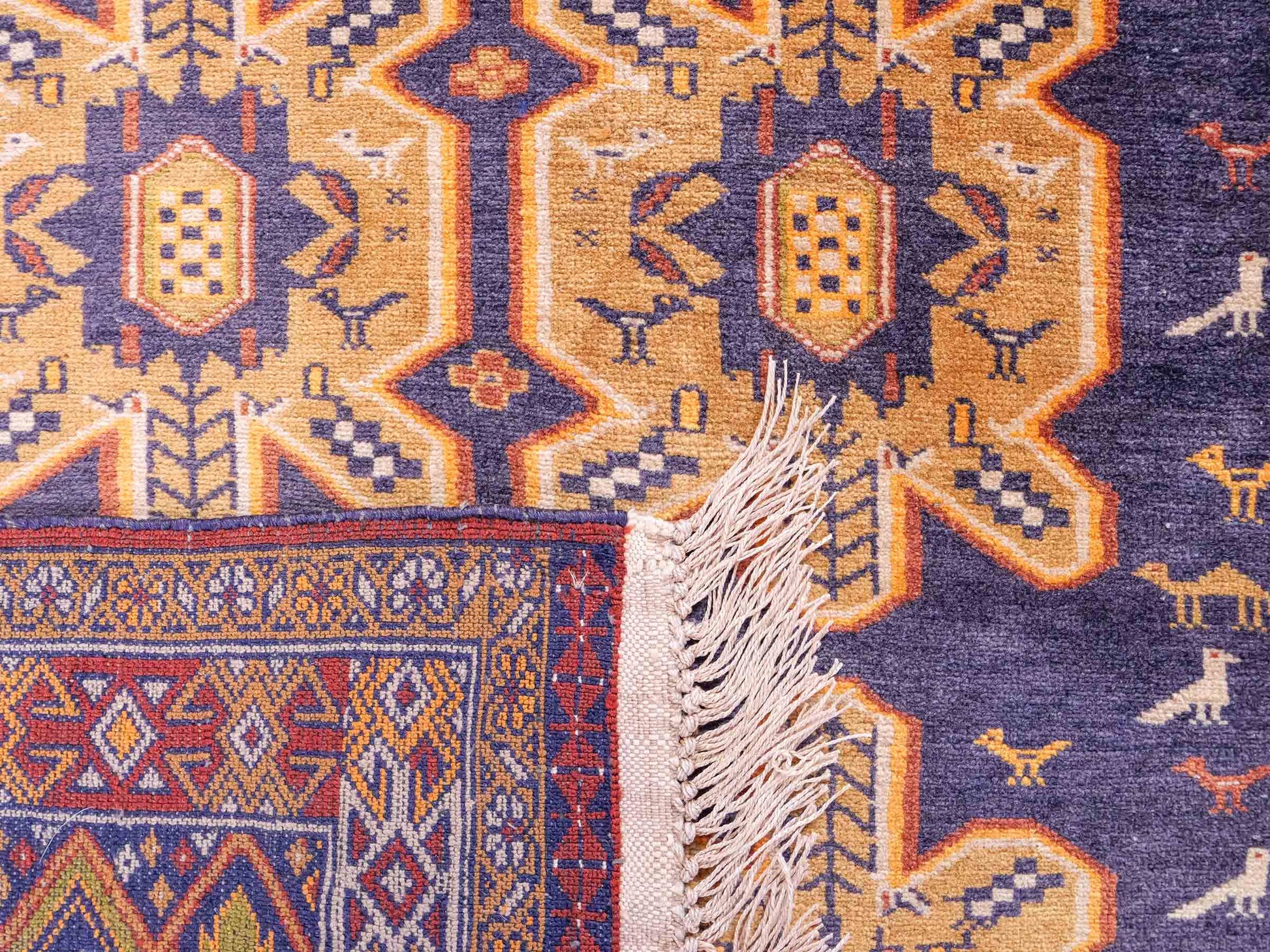 Feiner, handgeknüpfter Afghan Wollteppich mit Seidenkette von Khademi. Größe: 175 x 108 cm. Farbe: Gold, blau. Verkauf durch JUPITER Intl.